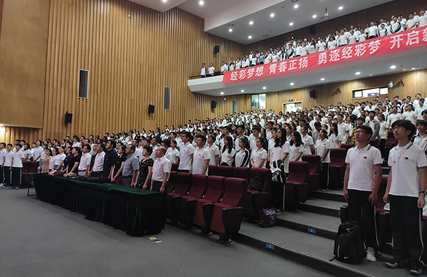 全体师生凑唱国歌.jpg 全体师生凑唱国歌.jpg
