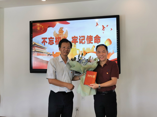 慰问邵雷1.jpg 慰问邵雷1.jpg